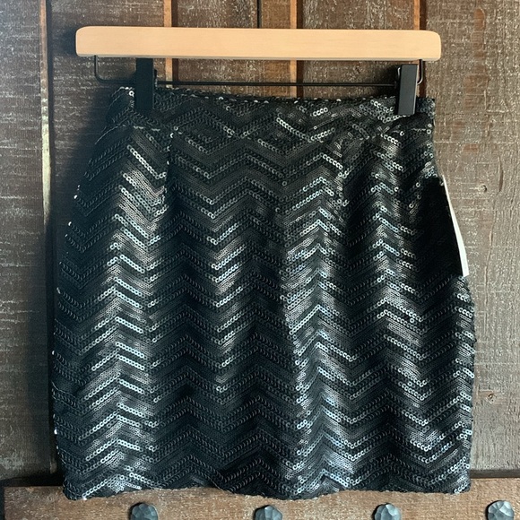 NWT TOBI black sequined mini skirt perfect for New Year’s Eve size small - Picture 3 of 10